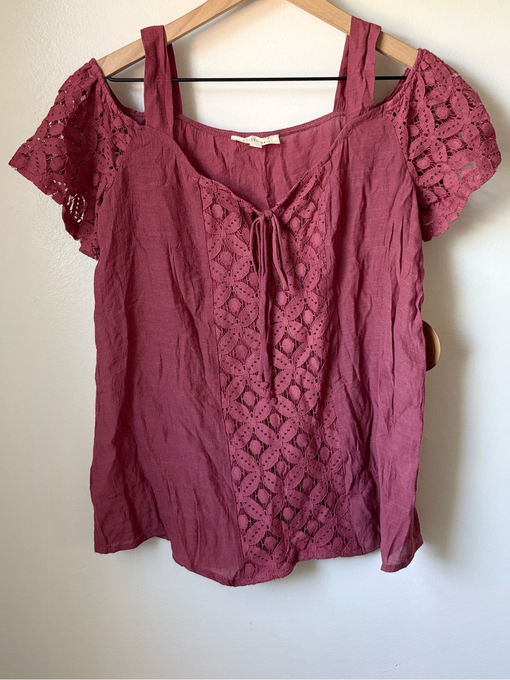 NWT women's lace detail burgundy cold shoulder top